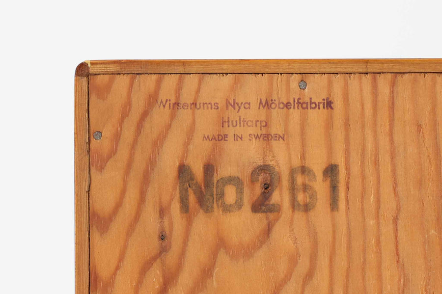 こちらの鍵付きのキャビネットは、Wirserums Nya Mobelfabrik社を代表する作品の一つです。シンプルなフォルムですが、本体縁は丸みを帯びておりクオリティーが高く、良質なチーク材が使用されています。