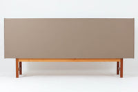 Tage Olofssonによるキッチンキャビネットです。上段はカトラリーが入れやすそうな引き出しが3杯あり、扉内部のスペースは食器をおける十分な広さがあり使い勝手が良さそうです。幅が183cmと十分なサイズで、本体にはチーク材、脚部にはナチュラルなビーチ材が使用されておりすっきりとした印象を受けます。