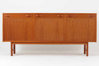 Tage Olofssonによるキッチンキャビネットです。上段はカトラリーが入れやすそうな引き出しが3杯あり、扉内部のスペースは食器をおける十分な広さがあり使い勝手が良さそうです。幅が183cmと十分なサイズで、本体にはチーク材、脚部にはナチュラルなビーチ材が使用されておりすっきりとした印象を受けます。