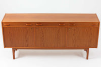 Tage Olofssonによるキッチンキャビネットです。上段はカトラリーが入れやすそうな引き出しが3杯あり、扉内部のスペースは食器をおける十分な広さがあり使い勝手が良さそうです。幅が183cmと十分なサイズで、本体にはチーク材、脚部にはナチュラルなビーチ材が使用されておりすっきりとした印象を受けます。