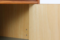 Tage Olofssonによるキッチンキャビネットです。上段はカトラリーが入れやすそうな引き出しが3杯あり、扉内部のスペースは食器をおける十分な広さがあり使い勝手が良さそうです。幅が183cmと十分なサイズで、本体にはチーク材、脚部にはナチュラルなビーチ材が使用されておりすっきりとした印象を受けます。