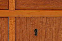 Tage Olofssonによるキッチンキャビネットです。上段はカトラリーが入れやすそうな引き出しが3杯あり、扉内部のスペースは食器をおける十分な広さがあり使い勝手が良さそうです。幅が183cmと十分なサイズで、本体にはチーク材、脚部にはナチュラルなビーチ材が使用されておりすっきりとした印象を受けます。