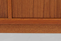 Tage Olofssonによるキッチンキャビネットです。上段はカトラリーが入れやすそうな引き出しが3杯あり、扉内部のスペースは食器をおける十分な広さがあり使い勝手が良さそうです。幅が183cmと十分なサイズで、本体にはチーク材、脚部にはナチュラルなビーチ材が使用されておりすっきりとした印象を受けます。