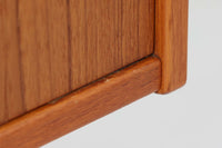 Tage Olofssonによるキッチンキャビネットです。上段はカトラリーが入れやすそうな引き出しが3杯あり、扉内部のスペースは食器をおける十分な広さがあり使い勝手が良さそうです。幅が183cmと十分なサイズで、本体にはチーク材、脚部にはナチュラルなビーチ材が使用されておりすっきりとした印象を受けます。