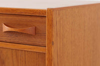 Tage Olofssonによるキッチンキャビネットです。上段はカトラリーが入れやすそうな引き出しが3杯あり、扉内部のスペースは食器をおける十分な広さがあり使い勝手が良さそうです。幅が183cmと十分なサイズで、本体にはチーク材、脚部にはナチュラルなビーチ材が使用されておりすっきりとした印象を受けます。