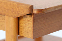 スウェーデンより買い付けたサイドチェストです。チーク材とオーク材を組み合わせた素材が特徴的です。コンパクトなサイズでありながら、使い勝手の良いサイドチェストです。