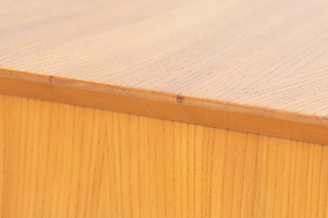 サイドチェストです。棚と引き出しが付属しており使い勝手が良好です。綺麗な木目のエルム材が使用されています。