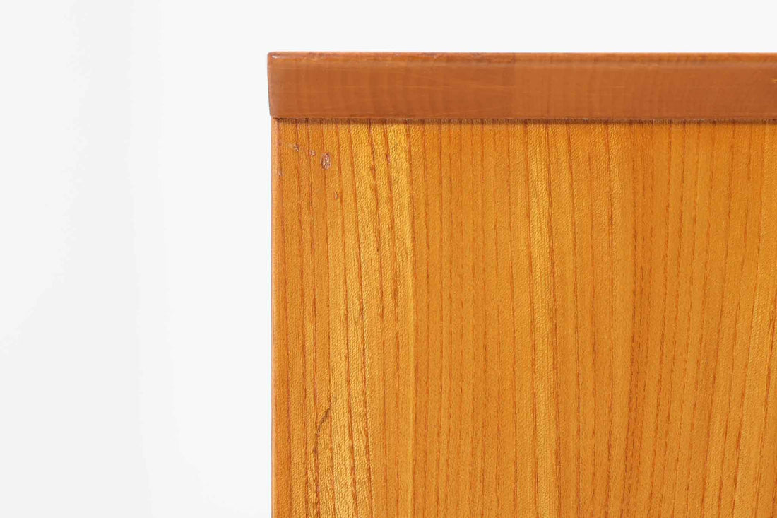 サイドチェストです。棚と引き出しが付属しており使い勝手が良好です。綺麗な木目のエルム材が使用されています。