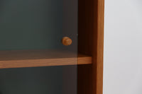 スウェーデンより買い付けました。デザインのポイントはガラス戸で、中央部の棚板は本が置けるように傾斜がついています。チーク材とオーク材の組み合わせが美しく、背面のモスグリーンが差し色となっています。