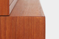 高さが低くて使いやすいサイズ感です。本体には高品質なチーク材が使われており、温かみのある空間を演出できそうです。脚部分に使われているオーク材がデザインのポイントです。