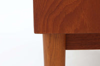 高さが低くて使いやすいサイズ感です。本体には高品質なチーク材が使われており、温かみのある空間を演出できそうです。脚部分に使われているオーク材がデザインのポイントです。