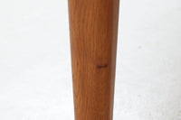 高さが低くて使いやすいサイズ感です。本体には高品質なチーク材が使われており、温かみのある空間を演出できそうです。脚部分に使われているオーク材がデザインのポイントです。