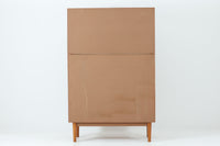 高さが低くて使いやすいサイズ感です。本体には高品質なチーク材が使われており、温かみのある空間を演出できそうです。脚部分に使われているオーク材がデザインのポイントです。