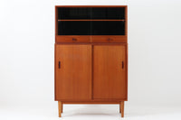 高さが低くて使いやすいサイズ感です。本体には高品質なチーク材が使われており、温かみのある空間を演出できそうです。脚部分に使われているオーク材がデザインのポイントです。