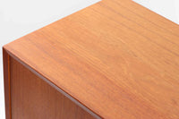 高さが低くて使いやすいサイズ感です。本体には高品質なチーク材が使われており、温かみのある空間を演出できそうです。脚部分に使われているオーク材がデザインのポイントです。