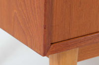 高さが低くて使いやすいサイズ感です。本体には高品質なチーク材が使われており、温かみのある空間を演出できそうです。脚部分に使われているオーク材がデザインのポイントです。