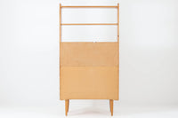 スウェーデンより買い付けたディスプレイシェルフです。開き棚による優れた機能性が魅力的で、お気に入りの本や飾り物を引き立てる理想的な収納スペースです。良質なチーク材が使用されています。