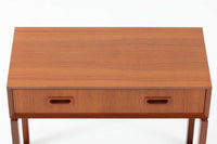 スウェーデンより買い付けたサイドチェストです。脚間の渡し木を脚先で繋げる事によりデザイン性の高い商品となっています。本体には良質なチーク材が使用されています。