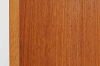 スウェーデンより買い付けたオープンシェルフです。スウェーデンらしいミニマリストで機能的なデザインが際立っています。良質なチーク材とオーク材が使用されています。左右に開いた脚が特徴的です。