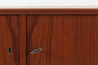 Wirserums Nya mobelfabrik社を代表する作品の一つです。シンプルなフォルムですが、本体縁は丸みを帯びておりクオリティーが高く、良質なチーク材が使用されています。