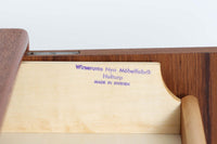 Wirserums Nya mobelfabrik社を代表する作品の一つです。シンプルなフォルムですが、本体縁は丸みを帯びておりクオリティーが高く、良質なチーク材が使用されています。