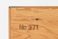 Wirserums Nya mobelfabrik社を代表する作品の一つです。シンプルなフォルムですが、本体縁は丸みを帯びておりクオリティーが高く、良質なチーク材が使用されています。