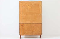 Wirserums Nya mobelfabrik社を代表する作品の一つです。シンプルなフォルムですが、本体縁は丸みを帯びておりクオリティーが高く、良質なチーク材が使用されています。