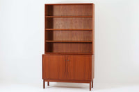 Wirserums Nya mobelfabrik社を代表する作品の一つです。シンプルなフォルムですが、本体縁は丸みを帯びておりクオリティーが高く、良質なチーク材が使用されています。