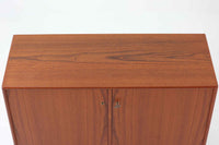 Wirserums Nya mobelfabrik社を代表する作品の一つです。シンプルなフォルムですが、本体縁は丸みを帯びておりクオリティーが高く、良質なチーク材が使用されています。