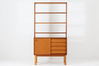 スウェーデンより買い付けたディスプレイシェルフです。引き出しや引き戸収納など収納力もあり使い勝手が良さそうです。下段と上段は分割可能です、