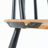 Ilmari Tapiovaaraがデザインし、Edsby Verkenが製作した「Fanett」ダイニングチェアです。チーク材の座面とブラック塗装のスピンドルが美しいコントラストを生み出し、軽やかで洗練されたフォルムが空間を引き締めます。背もたれに配された6本のスポークはビンテージモデルの特徴で、このチェアならではの印象的なディテール。背もたれから脚部へと流れる細身のラインは、北欧デザインならではの機能美と職人技を感じさせる佇まいです。食卓用としてはもちろん、デスクチェアやインテリアのアクセントとしても活躍し、時を経て深みを増した素材感がビンテージ家具ならではの魅力を引き立てる一脚です。