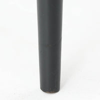 Ilmari Tapiovaaraがデザインし、Edsby Verkenが製作した「Fanett」ダイニングチェアです。チーク材の座面とブラック塗装のスピンドルが美しいコントラストを生み出し、軽やかで洗練されたフォルムが空間を引き締めます。背もたれに配された6本のスポークはビンテージモデルの特徴で、このチェアならではの印象的なディテール。背もたれから脚部へと流れる細身のラインは、北欧デザインならではの機能美と職人技を感じさせる佇まいです。食卓用としてはもちろん、デスクチェアやインテリアのアクセントとしても活躍し、時を経て深みを増した素材感がビンテージ家具ならではの魅力を引き立てる一脚です。