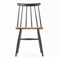 Ilmari Tapiovaaraがデザインし、Edsby Verkenが製作した「Fanett」ダイニングチェアです。チーク材の座面とブラック塗装のスピンドルが美しいコントラストを生み出し、軽やかで洗練されたフォルムが空間を引き締めます。背もたれに配された6本のスポークはビンテージモデルの特徴で、このチェアならではの印象的なディテール。背もたれから脚部へと流れる細身のラインは、北欧デザインならではの機能美と職人技を感じさせる佇まいです。食卓用としてはもちろん、デスクチェアやインテリアのアクセントとしても活躍し、時を経て深みを増した素材感がビンテージ家具ならではの魅力を引き立てる一脚です。