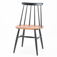 Ilmari Tapiovaaraがデザインし、Edsby Verkenが製作した「Fanett」ダイニングチェアです。チーク材の座面とブラック塗装のスピンドルが美しいコントラストを生み出し、軽やかで洗練されたフォルムが空間を引き締めます。背もたれに配された6本のスポークはビンテージモデルの特徴で、このチェアならではの印象的なディテール。背もたれから脚部へと流れる細身のラインは、北欧デザインならではの機能美と職人技を感じさせる佇まいです。食卓用としてはもちろん、デスクチェアやインテリアのアクセントとしても活躍し、時を経て深みを増した素材感がビンテージ家具ならではの魅力を引き立てる一脚です。