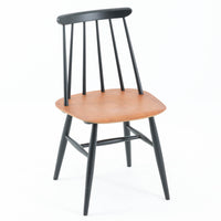 Ilmari Tapiovaaraがデザインし、Edsby Verkenが製作した「Fanett」ダイニングチェアです。チーク材の座面とブラック塗装のスピンドルが美しいコントラストを生み出し、軽やかで洗練されたフォルムが空間を引き締めます。背もたれに配された6本のスポークはビンテージモデルの特徴で、このチェアならではの印象的なディテール。背もたれから脚部へと流れる細身のラインは、北欧デザインならではの機能美と職人技を感じさせる佇まいです。食卓用としてはもちろん、デスクチェアやインテリアのアクセントとしても活躍し、時を経て深みを増した素材感がビンテージ家具ならではの魅力を引き立てる一脚です。