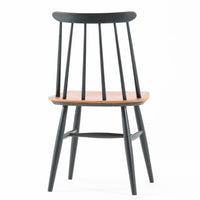 Ilmari Tapiovaaraがデザインし、Edsby Verkenが製作した「Fanett」ダイニングチェアです。チーク材の座面とブラック塗装のスピンドルが美しいコントラストを生み出し、軽やかで洗練されたフォルムが空間を引き締めます。背もたれに配された6本のスポークはビンテージモデルの特徴で、このチェアならではの印象的なディテール。背もたれから脚部へと流れる細身のラインは、北欧デザインならではの機能美と職人技を感じさせる佇まいです。食卓用としてはもちろん、デスクチェアやインテリアのアクセントとしても活躍し、時を経て深みを増した素材感がビンテージ家具ならではの魅力を引き立てる一脚です。