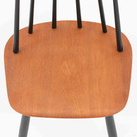 Ilmari Tapiovaaraがデザインし、Edsby Verkenが製作した「Fanett」ダイニングチェアです。チーク材の座面とブラック塗装のスピンドルが美しいコントラストを生み出し、軽やかで洗練されたフォルムが空間を引き締めます。背もたれに配された6本のスポークはビンテージモデルの特徴で、このチェアならではの印象的なディテール。背もたれから脚部へと流れる細身のラインは、北欧デザインならではの機能美と職人技を感じさせる佇まいです。食卓用としてはもちろん、デスクチェアやインテリアのアクセントとしても活躍し、時を経て深みを増した素材感がビンテージ家具ならではの魅力を引き立てる一脚です。