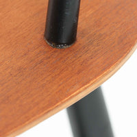 Ilmari Tapiovaaraがデザインし、Edsby Verkenが製作した「Fanett」ダイニングチェアです。チーク材の座面とブラック塗装のスピンドルが美しいコントラストを生み出し、軽やかで洗練されたフォルムが空間を引き締めます。背もたれに配された6本のスポークはビンテージモデルの特徴で、このチェアならではの印象的なディテール。背もたれから脚部へと流れる細身のラインは、北欧デザインならではの機能美と職人技を感じさせる佇まいです。食卓用としてはもちろん、デスクチェアやインテリアのアクセントとしても活躍し、時を経て深みを増した素材感がビンテージ家具ならではの魅力を引き立てる一脚です。