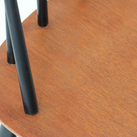 Ilmari Tapiovaaraがデザインし、Edsby Verkenが製作した「Fanett」ダイニングチェアです。チーク材の座面とブラック塗装のスピンドルが美しいコントラストを生み出し、軽やかで洗練されたフォルムが空間を引き締めます。背もたれに配された6本のスポークはビンテージモデルの特徴で、このチェアならではの印象的なディテール。背もたれから脚部へと流れる細身のラインは、北欧デザインならではの機能美と職人技を感じさせる佇まいです。食卓用としてはもちろん、デスクチェアやインテリアのアクセントとしても活躍し、時を経て深みを増した素材感がビンテージ家具ならではの魅力を引き立てる一脚です。