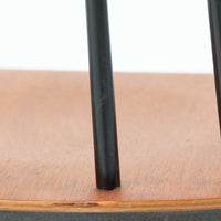 Ilmari Tapiovaaraがデザインし、Edsby Verkenが製作した「Fanett」ダイニングチェアです。チーク材の座面とブラック塗装のスピンドルが美しいコントラストを生み出し、軽やかで洗練されたフォルムが空間を引き締めます。背もたれに配された6本のスポークはビンテージモデルの特徴で、このチェアならではの印象的なディテール。背もたれから脚部へと流れる細身のラインは、北欧デザインならではの機能美と職人技を感じさせる佇まいです。食卓用としてはもちろん、デスクチェアやインテリアのアクセントとしても活躍し、時を経て深みを増した素材感がビンテージ家具ならではの魅力を引き立てる一脚です。