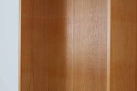 モーエンセンを代表するデザインのKarl Andersson社製Oresundシリーズのブックシェルフです。シンプルなフォルムですが、オーク無垢材を削り出して作成された取手はモーエンセンならではのデザインです。良質なオーク材が使用されており、大型で存在感がございます。