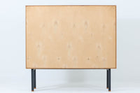 デンマーク製のスモールブックシェルフです。スチールとチーク材の組み合わせが特徴で、モダンなデザインと温かみを兼ね備えています。特に脚先のチーク材がデザインポイントとなっており、独特のアクセントを与えています。コンパクトなサイズながら、十分な収納スペースを確保し、書籍や小物をスタイリッシュに収納できます。