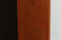 デンマーク製のスモールブックシェルフです。スチールとチーク材の組み合わせが特徴で、モダンなデザインと温かみを兼ね備えています。特に脚先のチーク材がデザインポイントとなっており、独特のアクセントを与えています。コンパクトなサイズながら、十分な収納スペースを確保し、書籍や小物をスタイリッシュに収納できます。