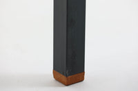 デンマーク製のスモールブックシェルフです。スチールとチーク材の組み合わせが特徴で、モダンなデザインと温かみを兼ね備えています。特に脚先のチーク材がデザインポイントとなっており、独特のアクセントを与えています。コンパクトなサイズながら、十分な収納スペースを確保し、書籍や小物をスタイリッシュに収納できます。