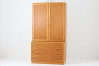 Borge mogensenがSoborg社のためにデザインしたユニットシェルフです。このシェルフは、高品質なオーク材が用いられており、ナチュラルな風合いが特徴的です。下段の引き出し4杯と上段のキャビネットは十分な収納力があり、キャビネットは鍵つきで大切な物を収納する事も出来そうです。