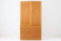 Borge mogensenがSoborg社のためにデザインしたユニットシェルフです。このシェルフは、高品質なオーク材が用いられており、ナチュラルな風合いが特徴的です。下段の引き出し4杯と上段のキャビネットは十分な収納力があり、キャビネットは鍵つきで大切な物を収納する事も出来そうです。