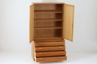 Borge mogensenがSoborg社のためにデザインしたユニットシェルフです。このシェルフは、高品質なオーク材が用いられており、ナチュラルな風合いが特徴的です。下段の引き出し4杯と上段のキャビネットは十分な収納力があり、キャビネットは鍵つきで大切な物を収納する事も出来そうです。