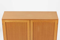 Borge mogensenがSoborg社のためにデザインしたユニットシェルフです。このシェルフは、高品質なオーク材が用いられており、ナチュラルな風合いが特徴的です。下段の引き出し4杯と上段のキャビネットは十分な収納力があり、キャビネットは鍵つきで大切な物を収納する事も出来そうです。