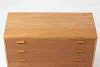 Borge mogensenがSoborg社のためにデザインしたユニットシェルフです。このシェルフは、高品質なオーク材が用いられており、ナチュラルな風合いが特徴的です。下段の引き出し4杯と上段のキャビネットは十分な収納力があり、キャビネットは鍵つきで大切な物を収納する事も出来そうです。