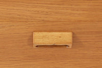 Borge mogensenがSoborg社のためにデザインしたユニットシェルフです。このシェルフは、高品質なオーク材が用いられており、ナチュラルな風合いが特徴的です。下段の引き出し4杯と上段のキャビネットは十分な収納力があり、キャビネットは鍵つきで大切な物を収納する事も出来そうです。